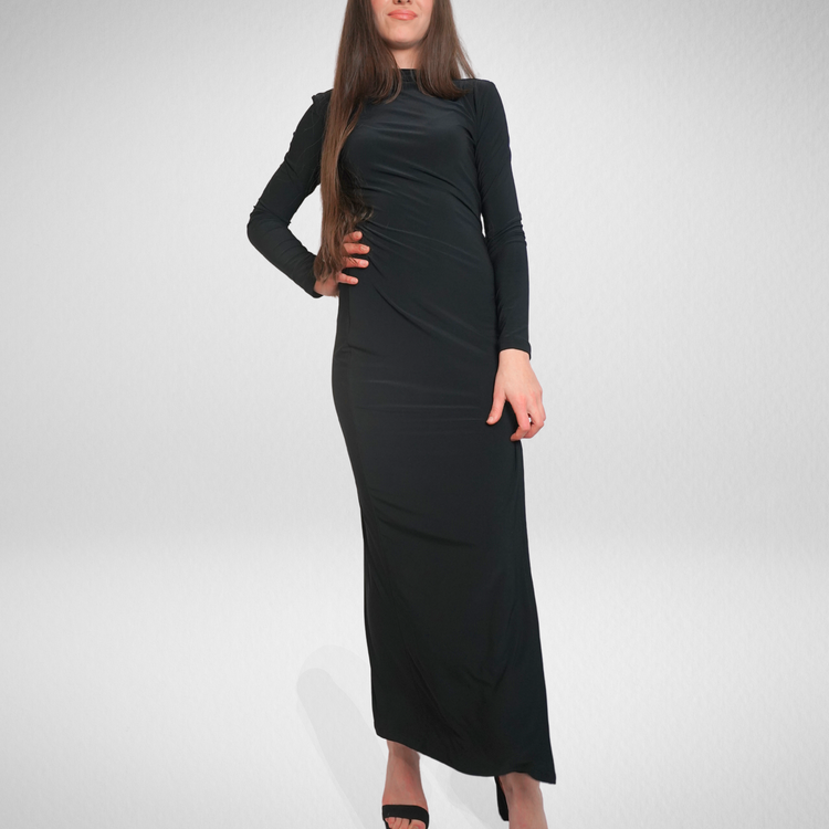 Rochie Lunga Neagra cu Crapatura – Simpla si Eleganta